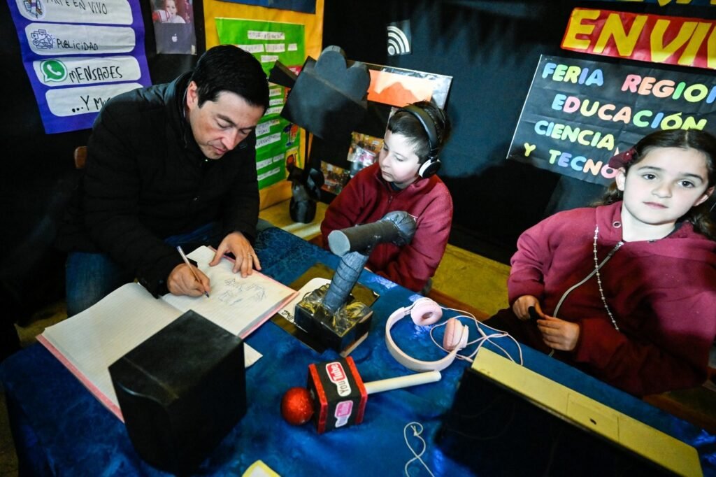 Nardini visitó la 30ª Feria Regional de Educación, Artes, Ciencias y Tecnología con sede en Malvinas Argentinas