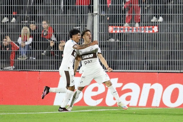 Platense avanza en la Copa Argentina con un Cozzani en modo héroe 