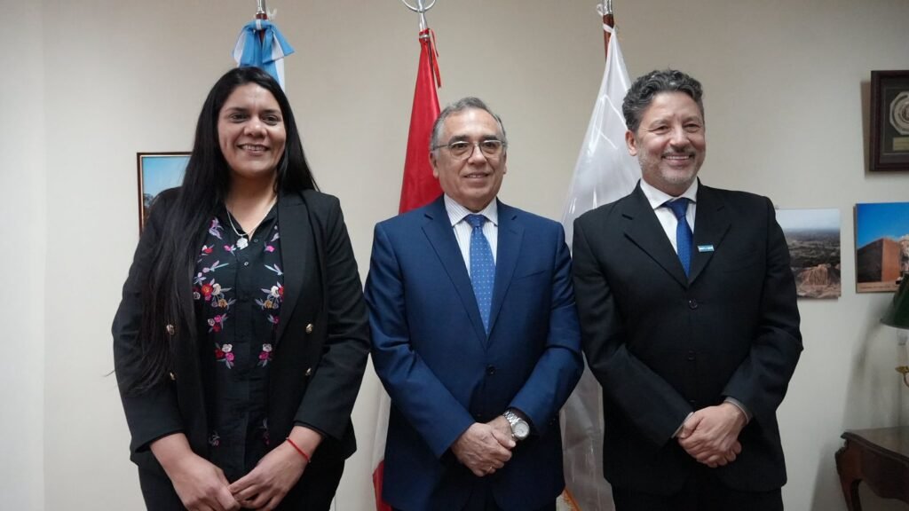 Rumbo a Festifolk - Menéndez junto al embajador de Perú