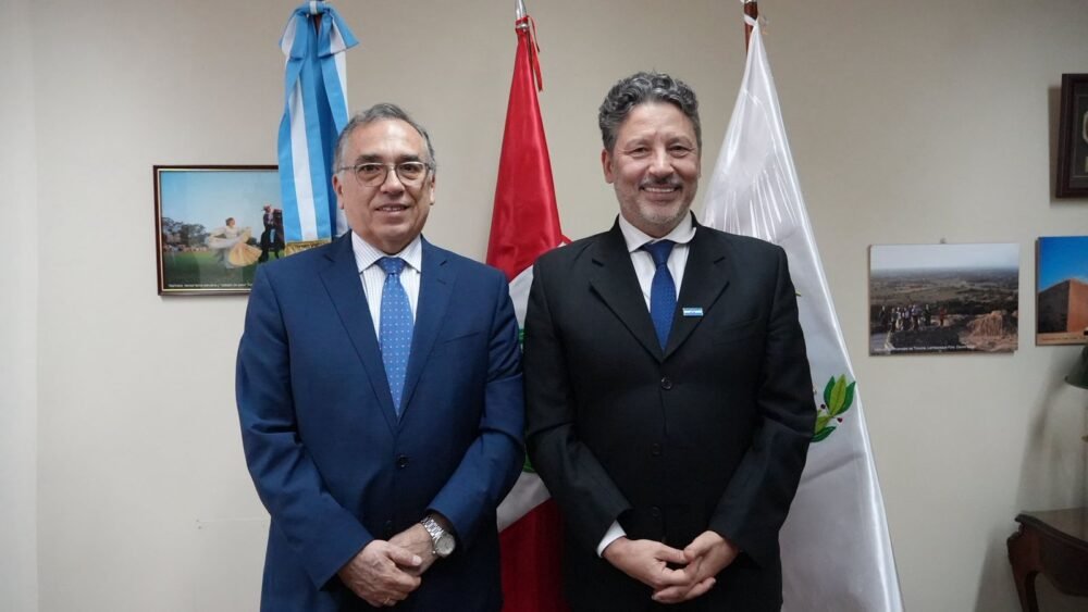 Rumbo a Festifolk - Menéndez junto al embajador de Perú