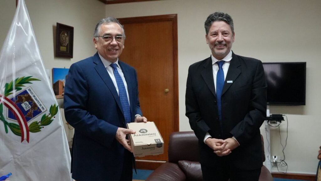 Rumbo a Festifolk - Menéndez junto al embajador de Perú