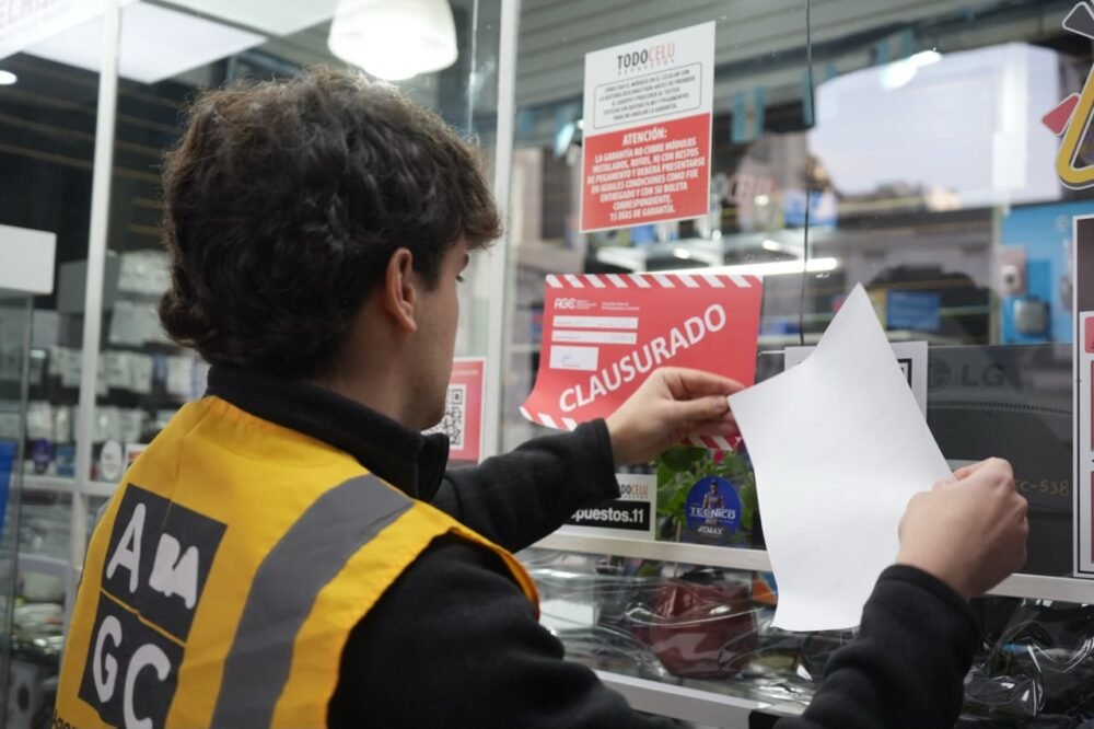 Tras el decreto de Jorge Macri, Ciudad clausuró en Once una galería y 10 cuevas de celulares robados