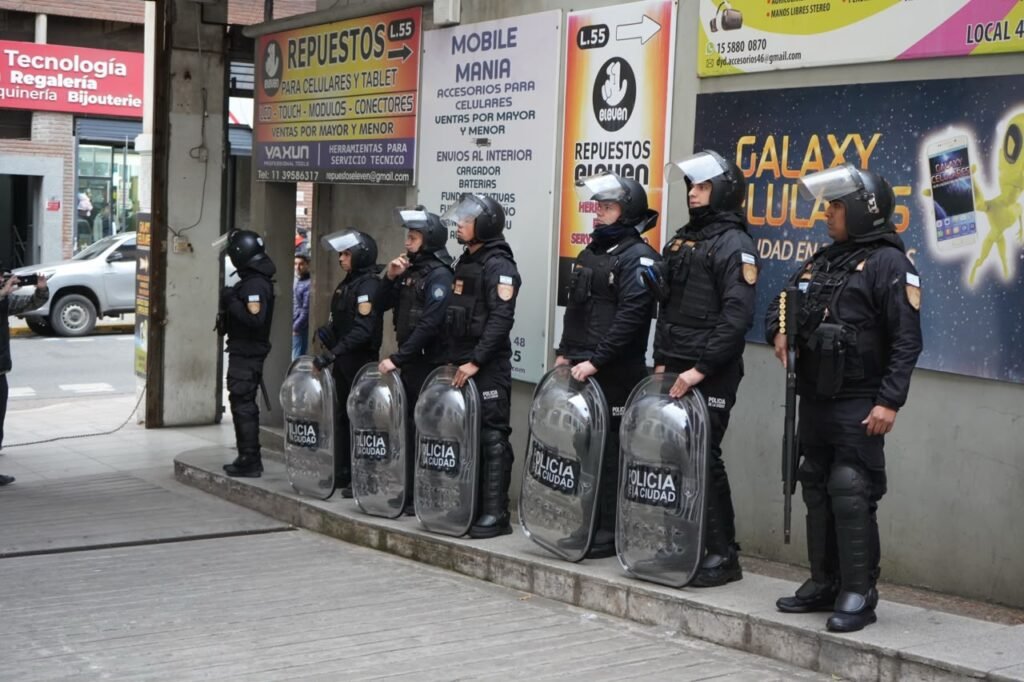 Tras el decreto de Jorge Macri, Ciudad clausuró en Once una galería y 10 cuevas de celulares robados