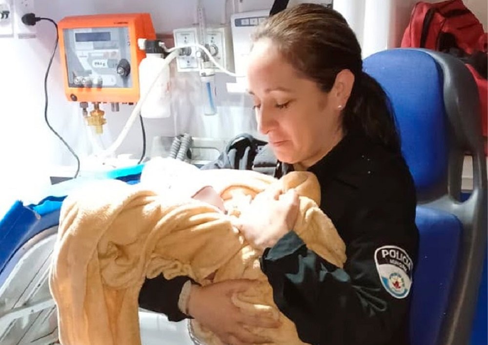 Un pedido de auxilio y una nueva vida: agentes de la Policía Municipal asisten un parto de urgencia