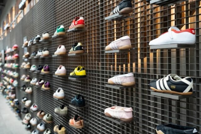 Una famosa cadena deportiva lanzó una oferta en el Conurbano: 2x1 y zapatillas desde $22.000