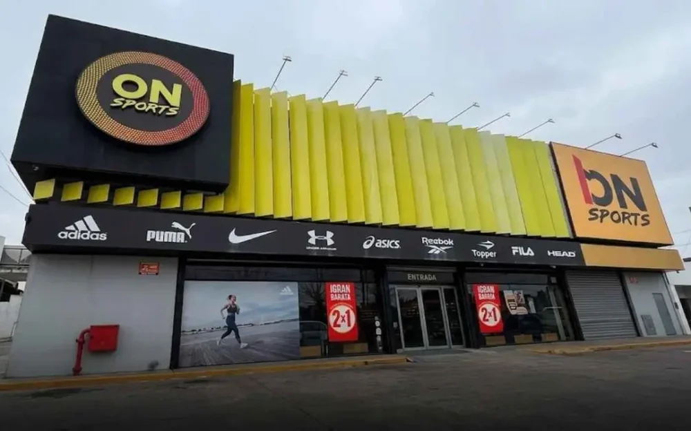 Una famosa cadena deportiva lanzó una oferta en el Conurbano: 2x1 y zapatillas desde $22.000