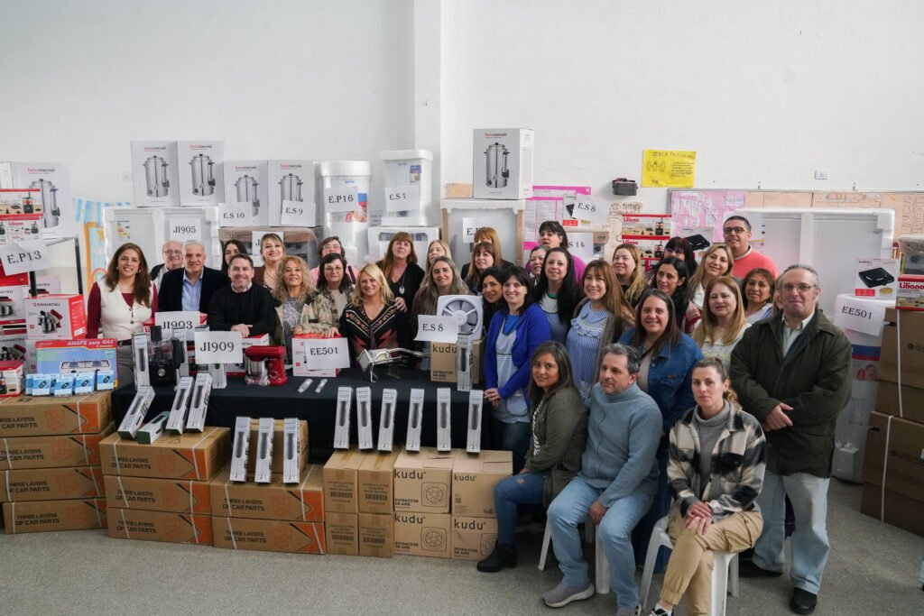 Escuelas de Ituzaingó recibieron equipamientos por 45 millones de pesos