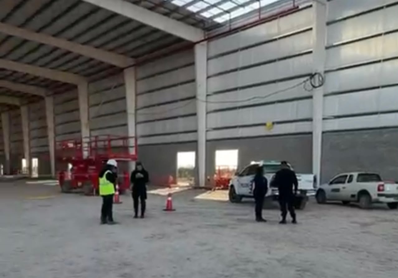 El Municipio clausuró preventivamente la obra de Mercado Libre en Loma Verde tras la muerte de un operario de 27 años