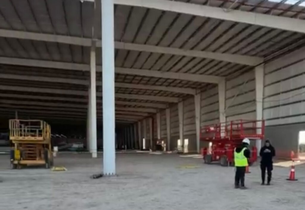 El Municipio clausuró preventivamente la obra de Mercado Libre en Loma Verde tras la muerte de un operario de 27 años