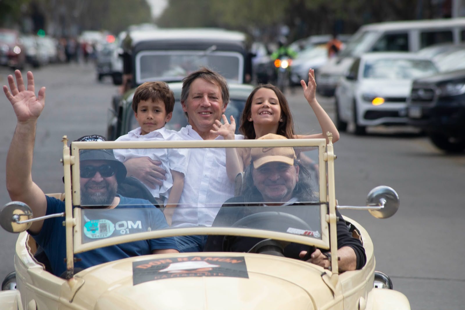 Gran desfile de autos clásicos, motos y bicicletas en San Miguel por las Fiestas Patronales
