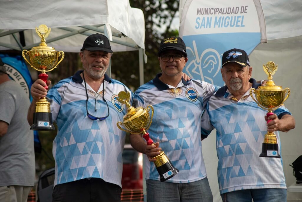 Gran desfile de autos clásicos, motos y bicicletas en San Miguel por las Fiestas Patronales