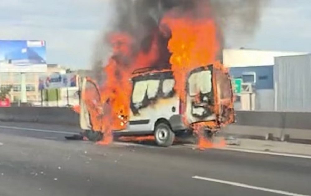 Infierno en la Panamericana: Se incendió un utilitario y desató el caos hacia la Ciudad