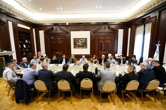 Kicillof y Cuattromo firmaron convenios con municipios para la compra de bienes de capital