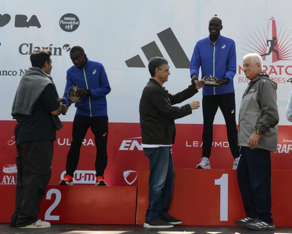Más de 16 mil corredores de 64 países disputaron la Maratón en las calles de la Ciudad
