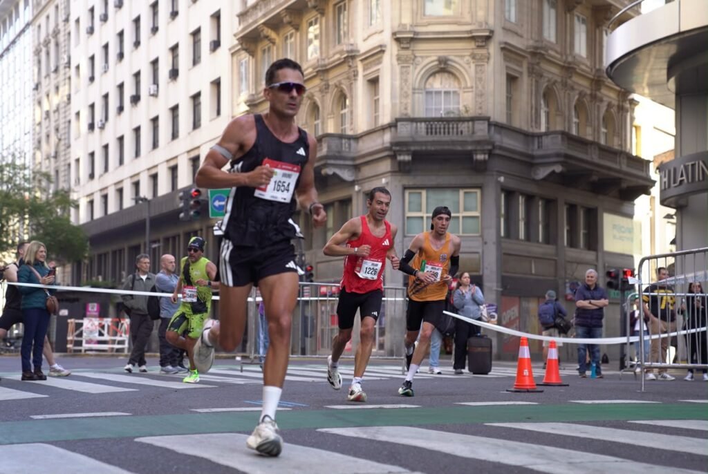 Más de 16 mil corredores de 64 países disputaron la Maratón en las calles de la Ciudad