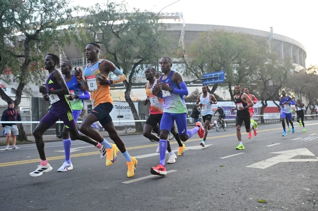 Más de 16 mil corredores de 64 países disputaron la Maratón en las calles de la Ciudad