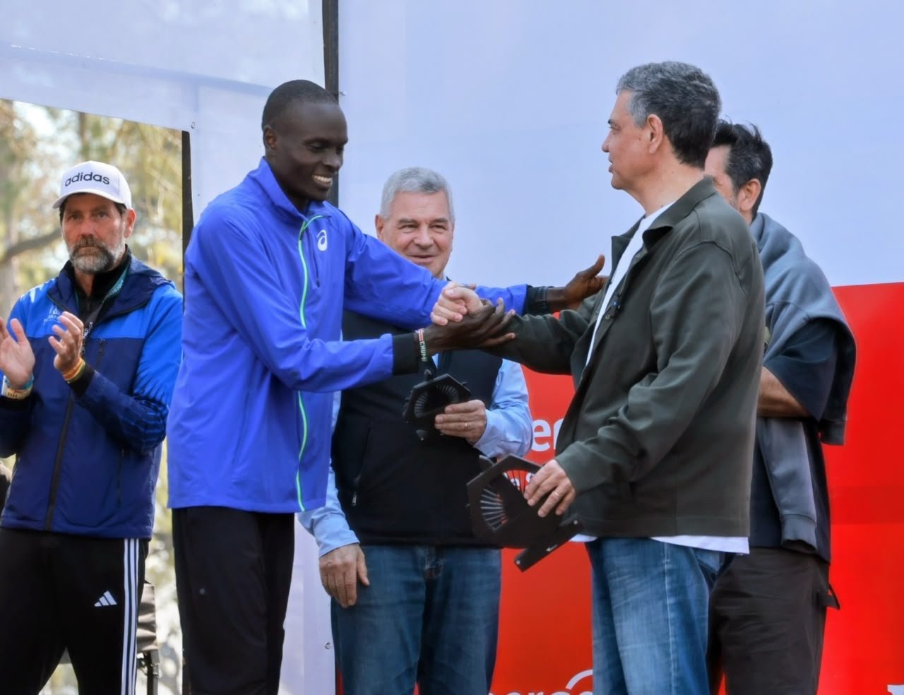 Más de 16 mil corredores de 64 países disputaron la Maratón en las calles de la Ciudad