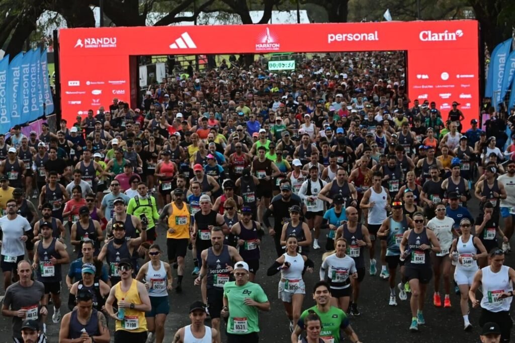 Más de 16 mil corredores de 64 países disputaron la Maratón en las calles de la Ciudad