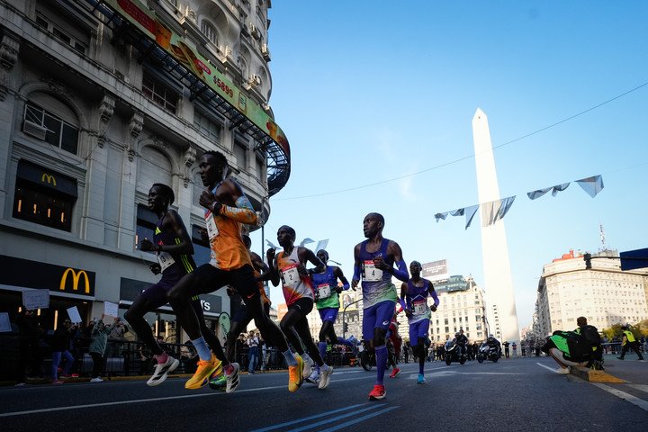 Más de 16 mil corredores de 64 países disputaron la Maratón en las calles de la Ciudad