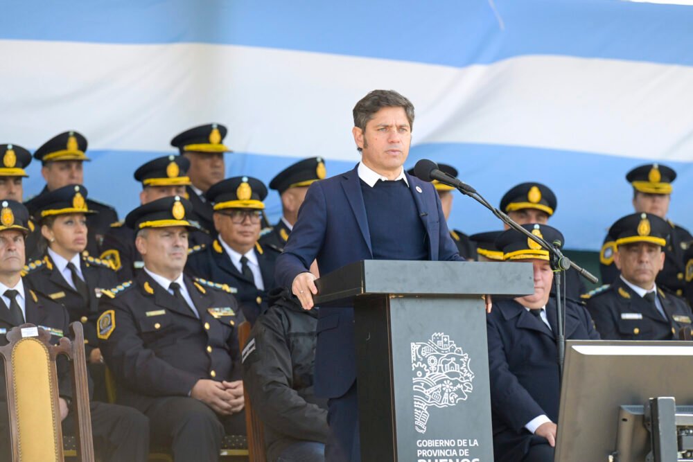 Más de 2.000 cadetes de la policía provincial juraron fidelidad a la bandera nacional