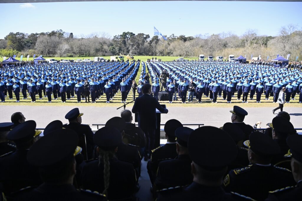 Más de 2.000 cadetes de la policía provincial juraron fidelidad a la bandera nacional