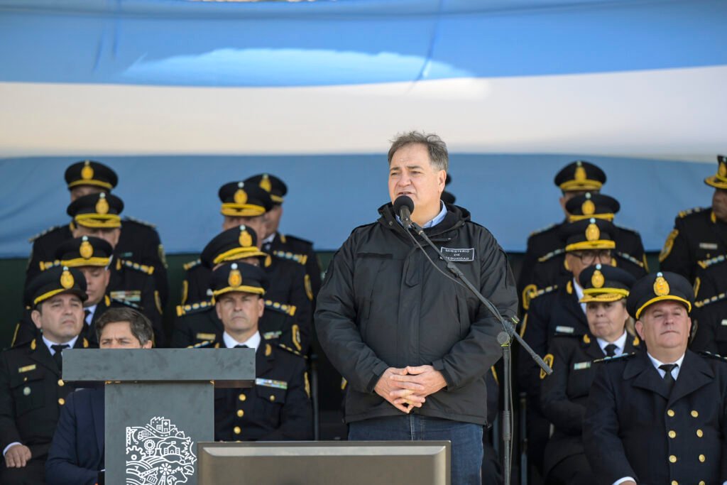 Más de 2.000 cadetes de la policía provincial juraron fidelidad a la bandera nacional