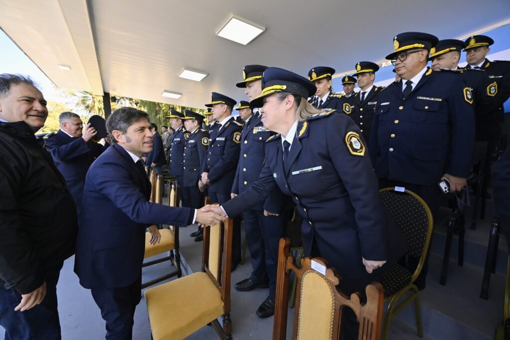 Más de 2.000 cadetes de la policía provincial juraron fidelidad a la bandera nacional