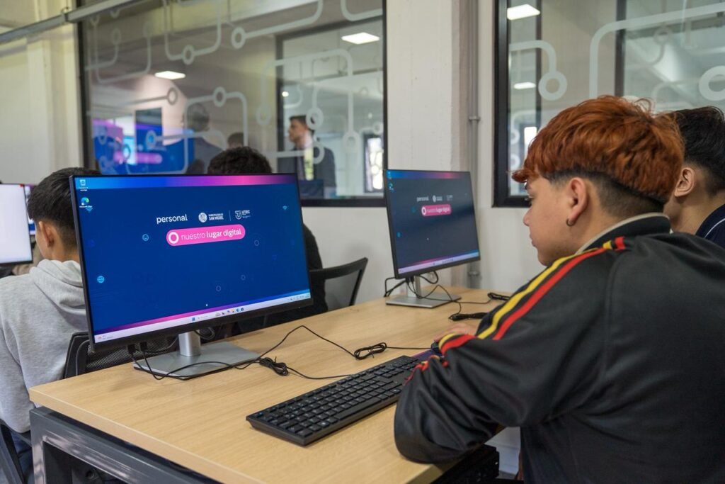 Personal inauguró en San Miguel su primera Aula Digital de la provincia
