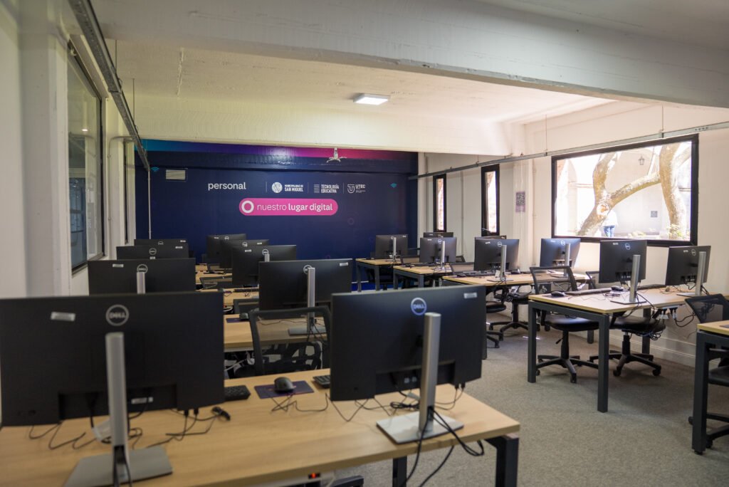 Personal inauguró en San Miguel su primera Aula Digital de la provincia