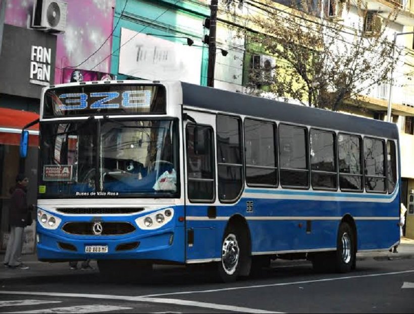 tres de febrero - colectivo 328 choque- furgoneta