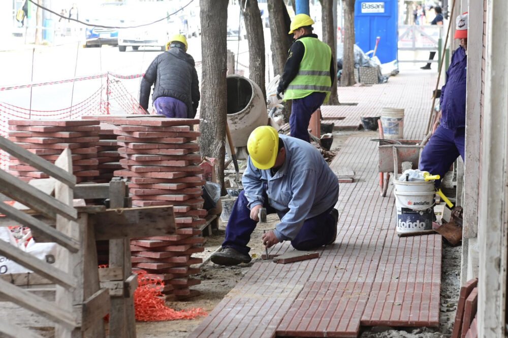 Continúan las obras de renovación de veredas en el centro de Belén de Escobar