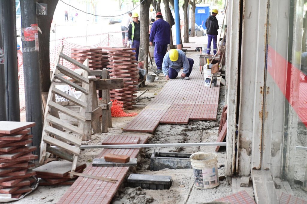 Continúan las obras de renovación de veredas en el centro de Belén de Escobar