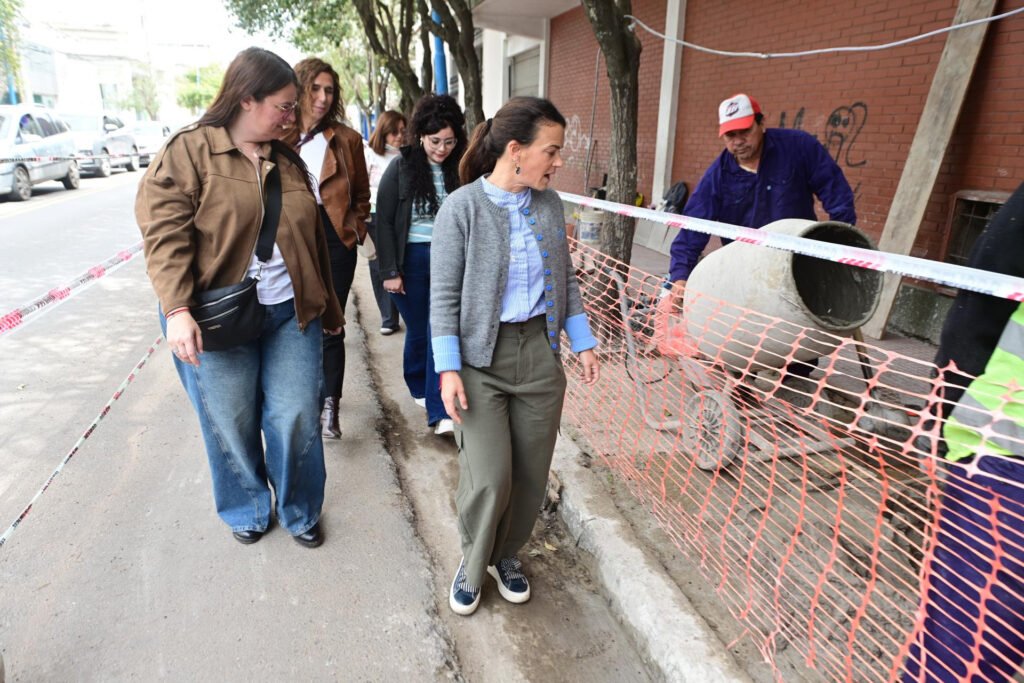 Continúan las obras de renovación de veredas en el centro de Belén de Escobar