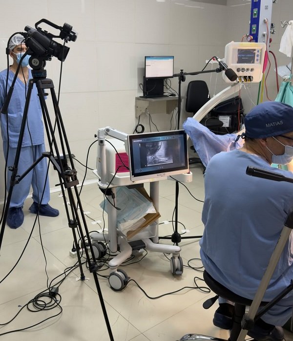 El Hospital Larcade realizó una jornada de capacitación con cirugías en vivo y tecnología Echolaser