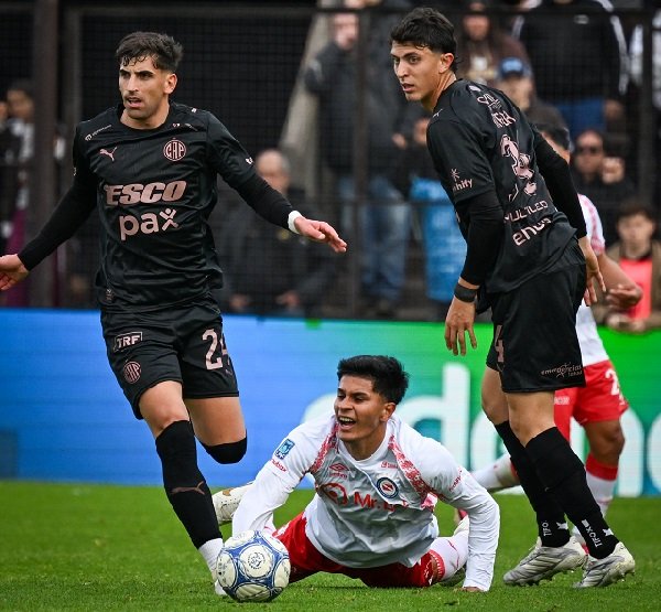 Empate con gusto a poco en Vicente López Platense reaccionó a tiempo pero sigue en mala racha