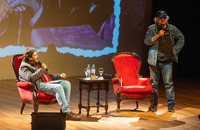 Felipe Pigna se presenta junto a Pedro Saborido en el cierre de la Fiesta Nacional de la Flor