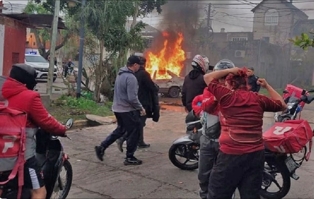 Justicia a domicilio en Tigre Repartidores rastrearon moto robada, destrozaron casa y quemaron auto