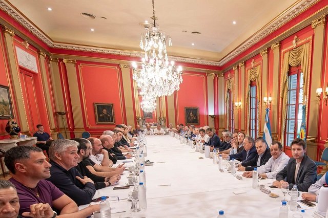 Kicillof cerró filas con sus intendentes: Las PASO y reelecciones sin límite en la mira hacia 2027