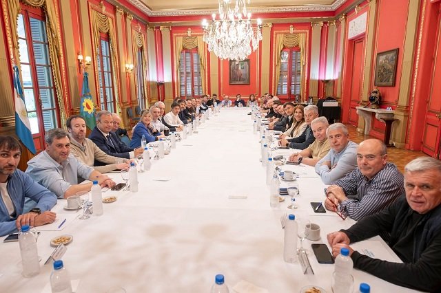 Kicillof cerró filas con sus intendentes: Las PASO y reelecciones sin límite en la mira hacia 2027