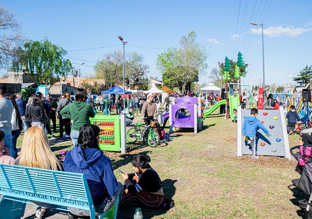 Morón inauguró una nueva plaza en el Corredor Stevenson