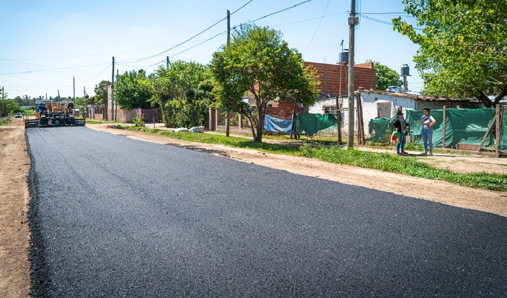 Nuevas obras de asfalto en distintas localidades de Moreno