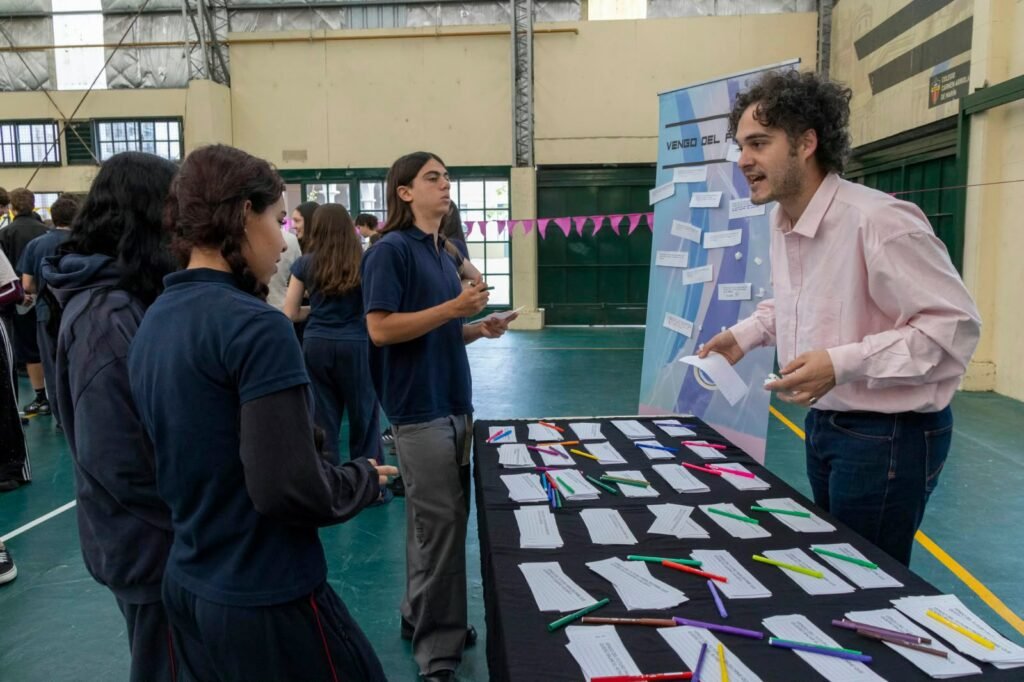 SAN ISIDRO MÁS DE 350 ESTUDIANTES PARTICIPARON DEL TALLER SOBRE LOS RIESGOS DE LAS APUESTAS ONLINE